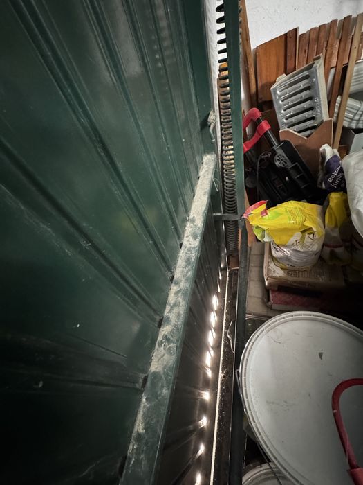 Dá-se Portão Garagem c/ porta 2.5 altura x 2.63 largura a quem vier buscar até sabado