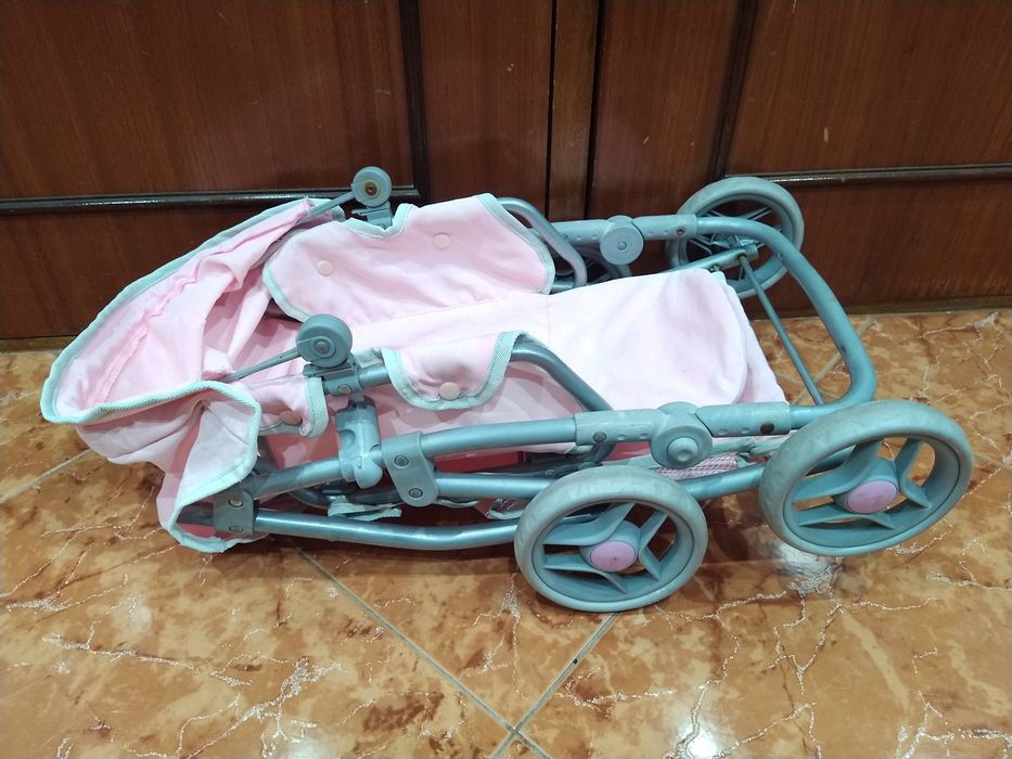 Carrinho de bonecas bebé brinquedo criança carro casa quarto apartamento vivenda escritório gabinete cozinha.
