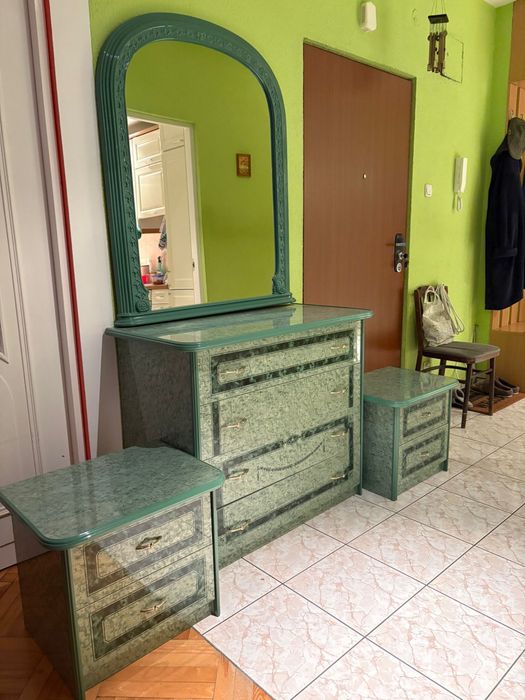 Komoda z lustrem i dwie szafki nocne