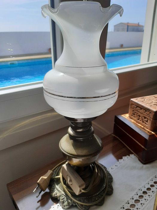 Candeeiros, quadrinhos, jarrão e imagem decorativos