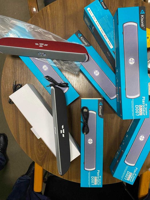 Колонка портативна Kisonli з радіо,  підсвіткою та Bluetooth нова