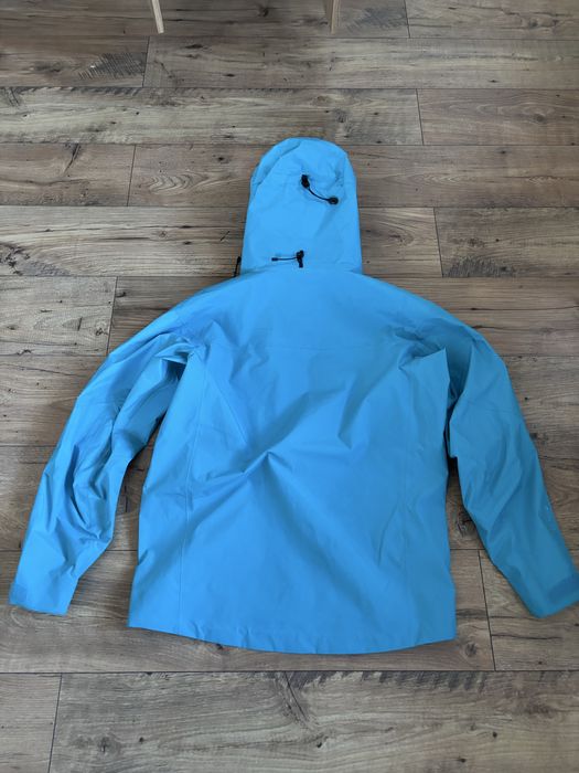 Błękitna kurtka arcteryx