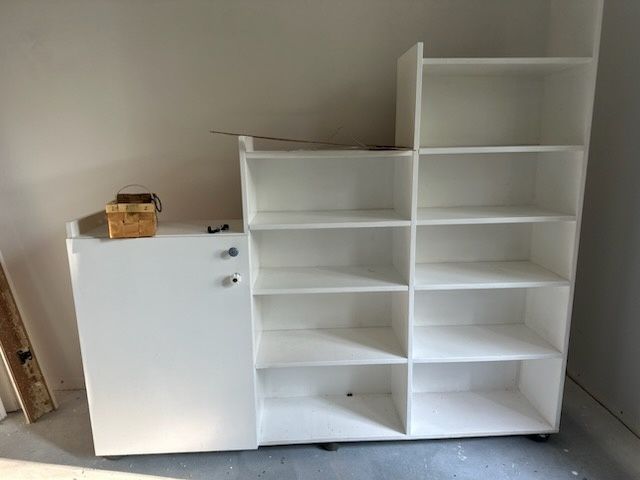 Sprzedam łóżko 140 x 200 Ikea plus regał