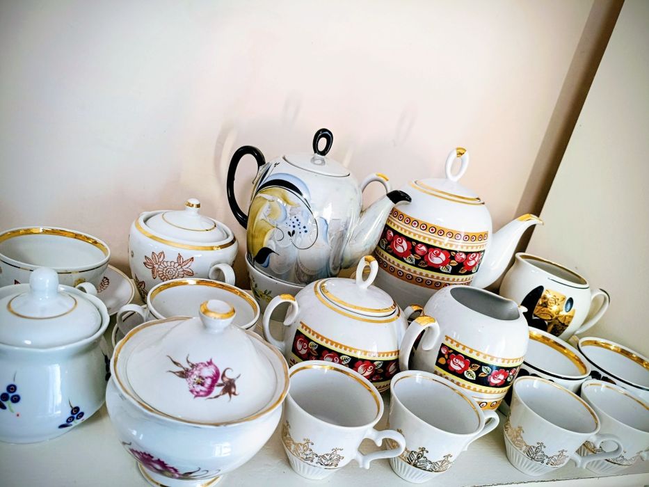 Залишки чайних сервізів.