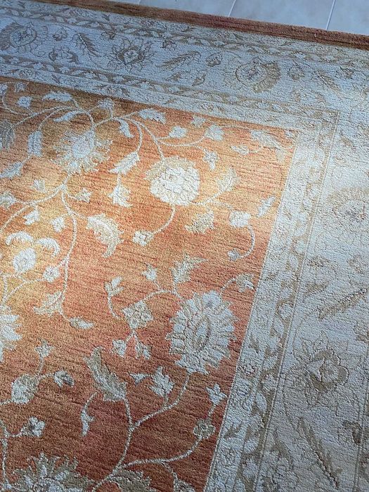 Grande Tapete tons beje e alpercçe, bom estado.