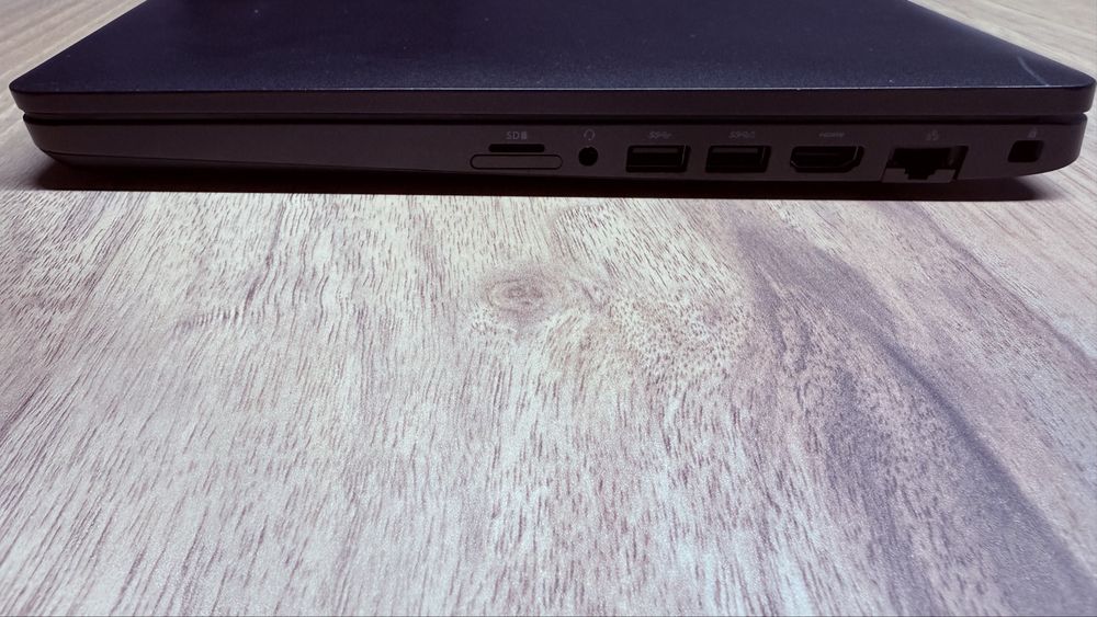 Portátil DELL 5550