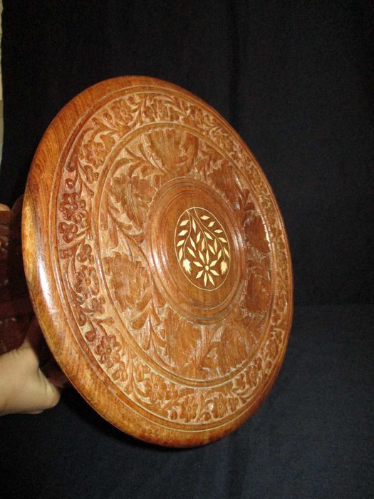 Mesa indiana dobrável em madeira exótica trabalhada com embutidos