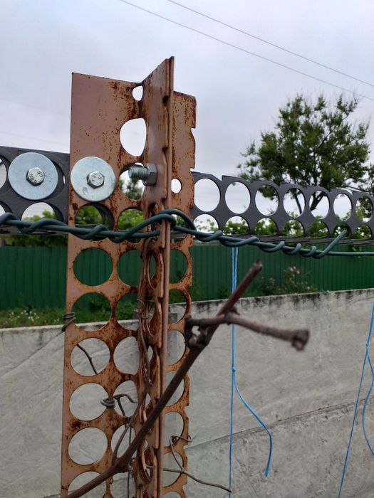 Стойки,опора,столбик длинна 2500 мм,тэ образные,универсальные, мет 2мм