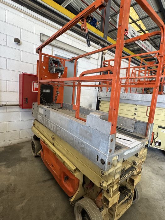 Plataforma elevatória Elétrica - Tesoura - 8 mt Usada