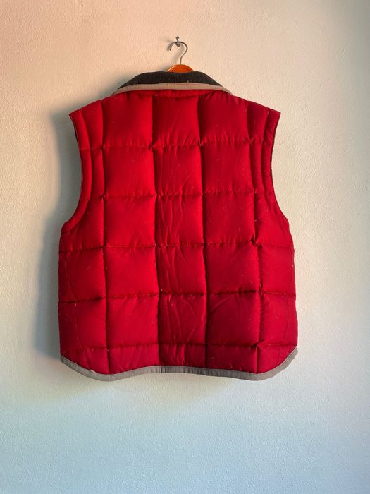 Colete de penas vermelho