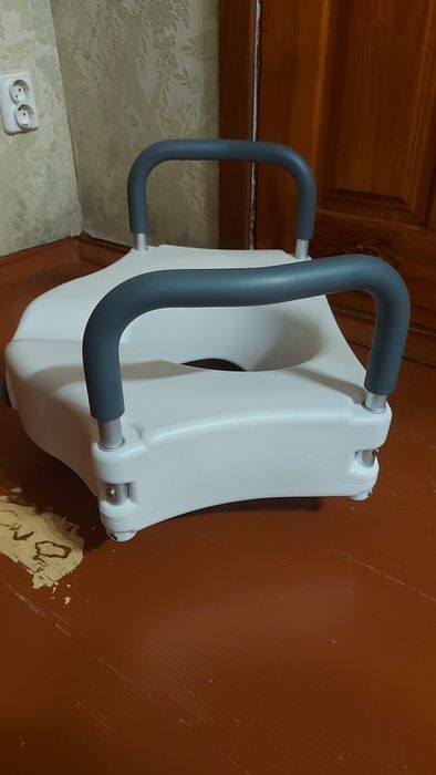 Підвищене сидіння для унітазу з поручнями