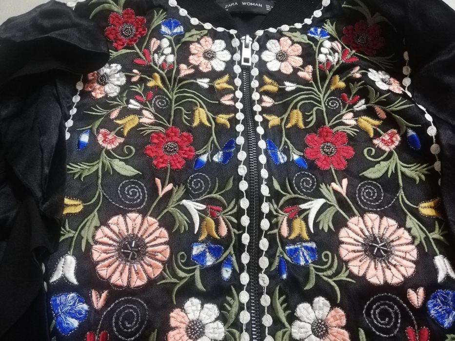 Casaco preto com pormenores da Zara