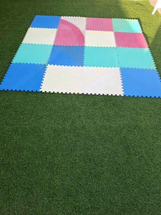 16 mosaicos  que compõem um  tapete, com 59cm cada