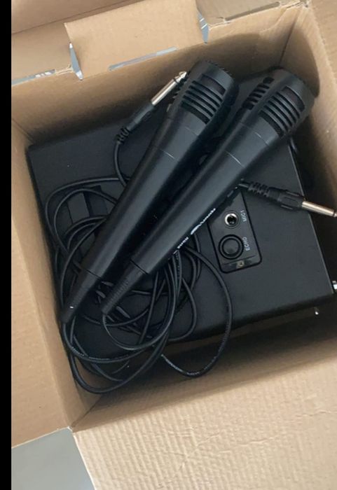Coluna de som com karaoke e 2 microfones