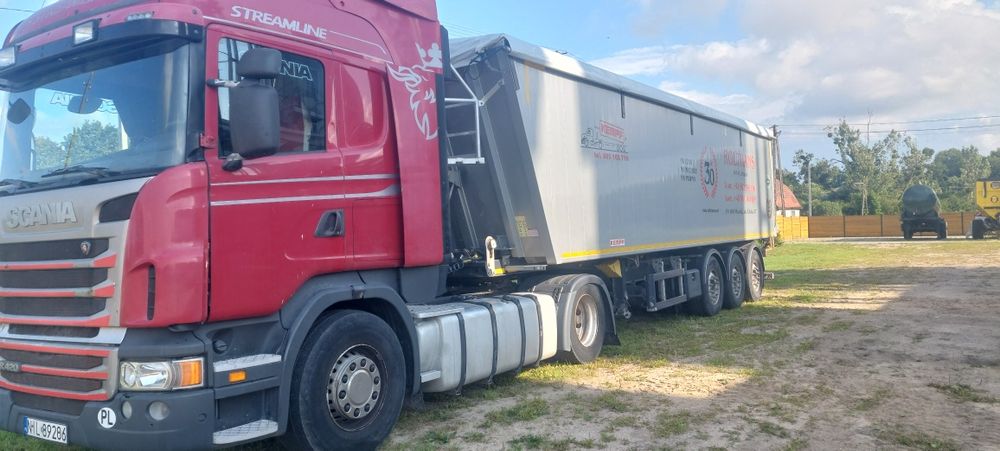 Transport pofermentu I rozlewanie na polu beczką z aplikatorem.