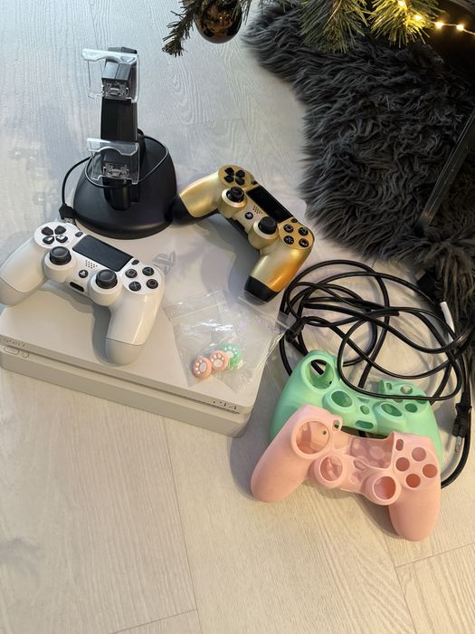 Konsola PS4 biala z dwoma padami i grami