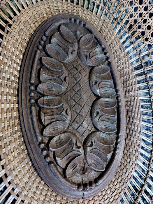 Cabeceira em madeira e empalhado para decoração ou mesa de centro