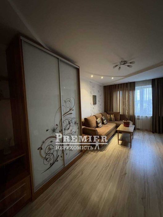 Продам трикмнатну квартиру в Южному