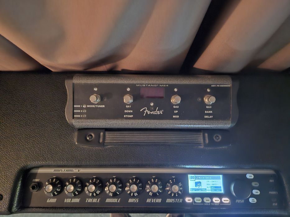 Amplificador Fender Mustang V V.2 Head + Cab + 4-button footswitch