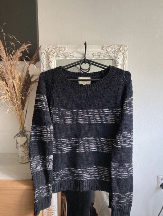 Czarny sweter w paski