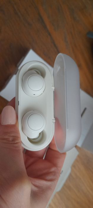 Fones da sony WF-C500 bluetooth a faltar o fio de carregar e só com 1