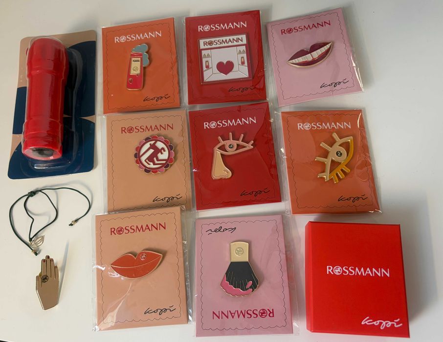 Zestaw produktów Rossmann: piny, charmsy, latarka oraz bransoletka Yes