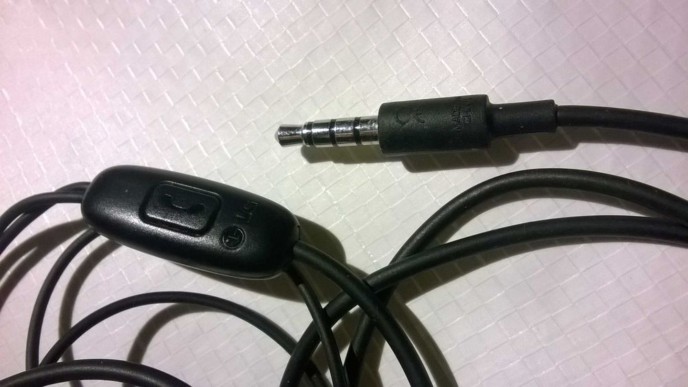Auriculares LG com mic e botão p/ telemóvel ou PC