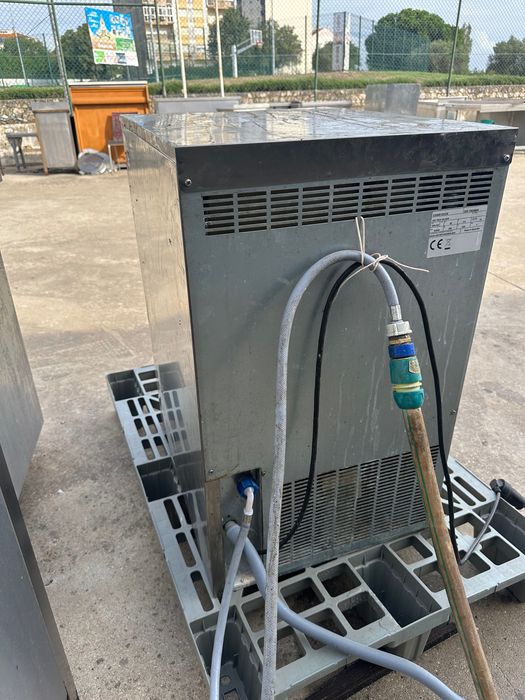 Máquina gelo 40Kg dia recente e em funcionamento