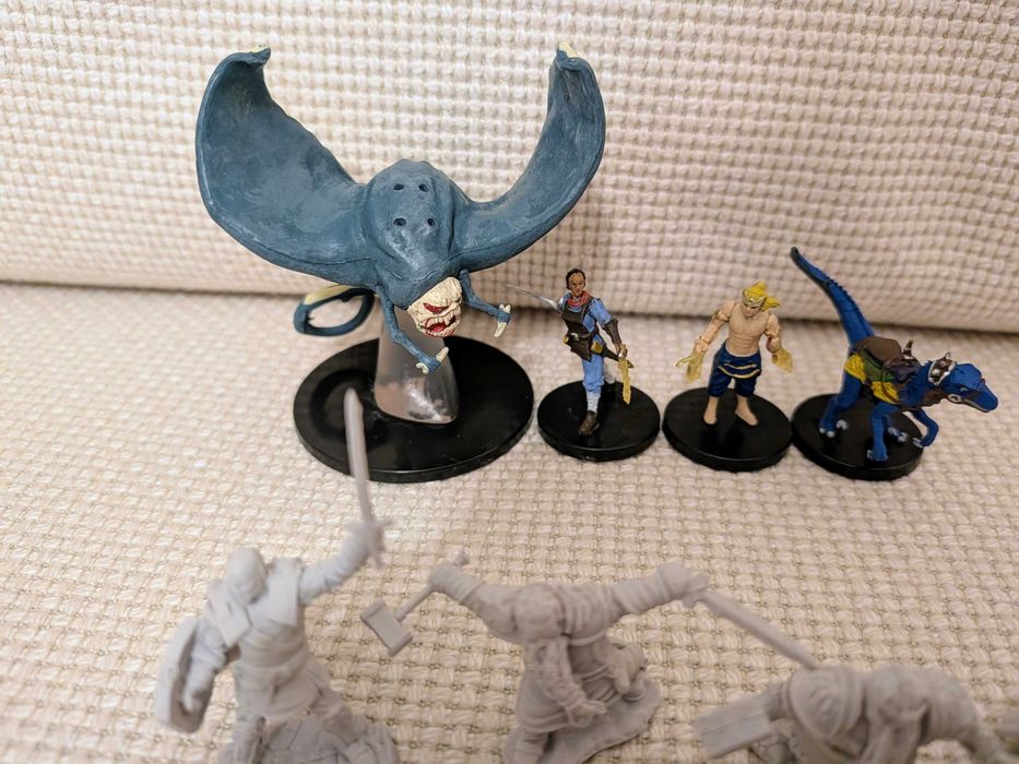 Zestaw figurek D&D - Eberron (malowane) + Nolzur's (do malowania)