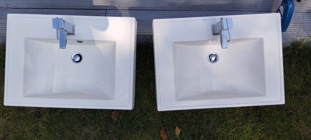 Umywalka szt 2 z kranem i syfonem