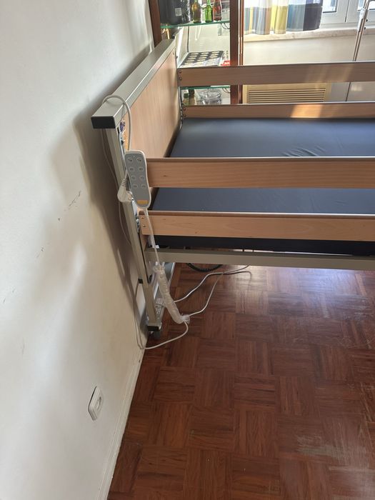 Cama articulada como nova.