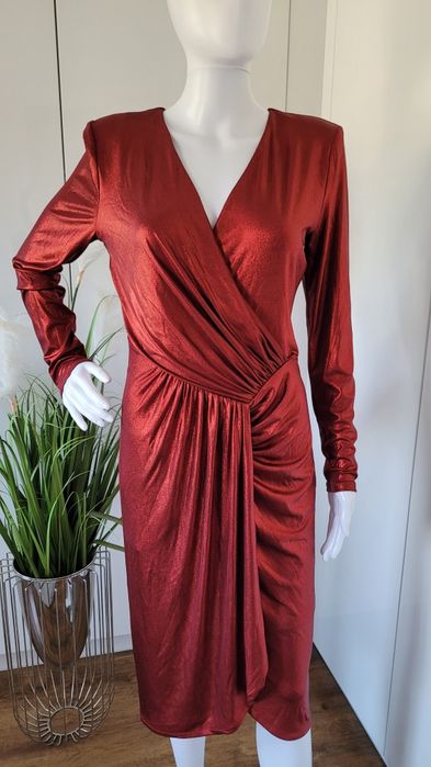 Elegancka sukienka damska kopertowa czerwona metaliczna Guess M