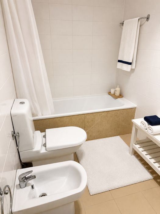 T1 anual a 600 m da Praia da Oura | 2 WC, varanda e AC