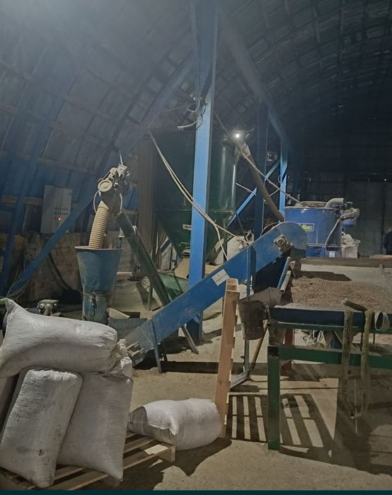 Продам складське приміщення с.Березівка ,500 м, 23 сотки  землі