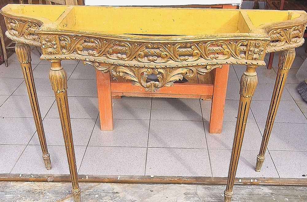 Mesa tipo credencial dourada