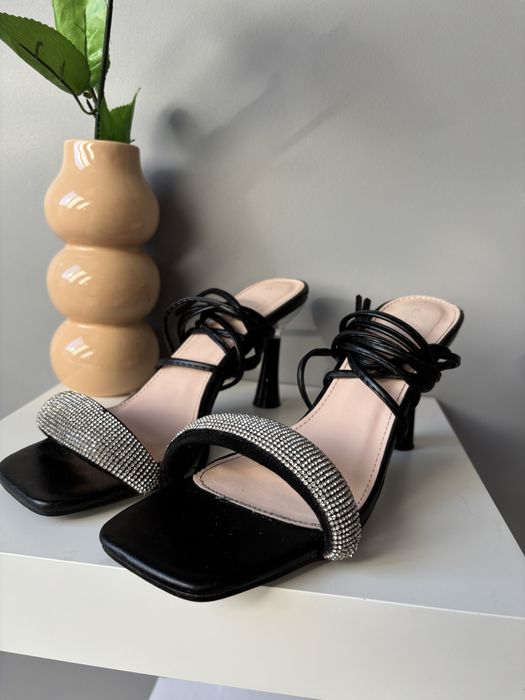 Sandały na obcasie z wiązaniem wokół kostek