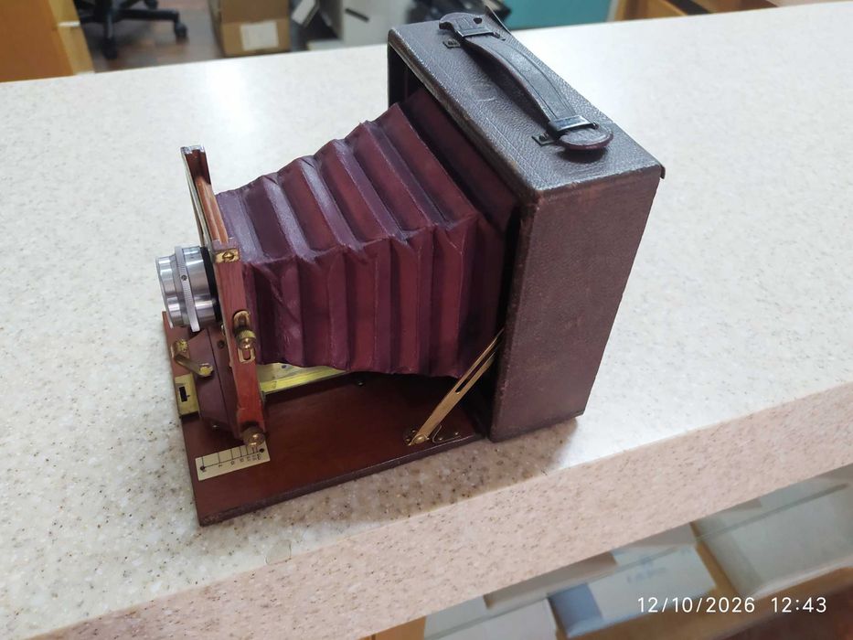 Pony Premo nº 5 é uma clássica câmara de fole / folding camera fabricada pela Rochester Optical Company entre 1898 e 1903