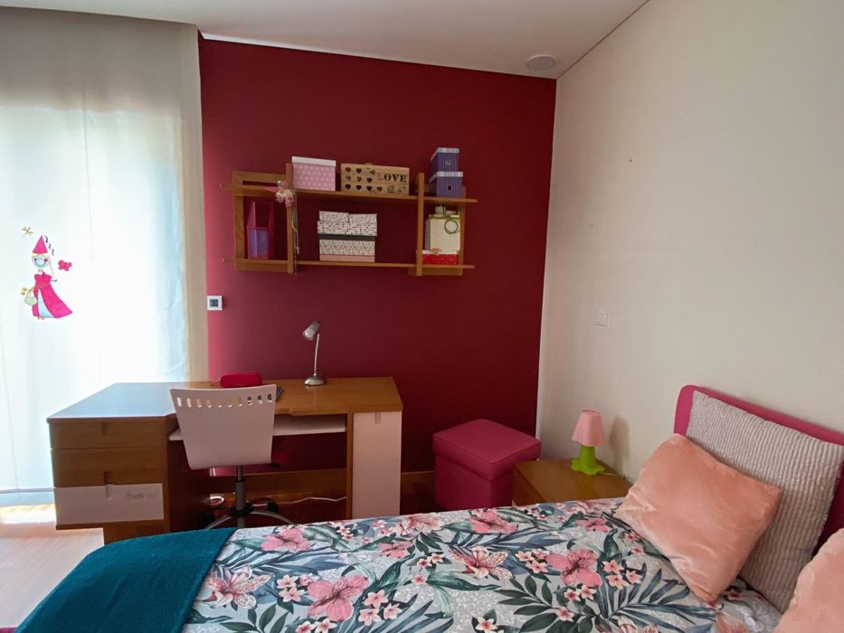 Mobília quarto de criança em pinho maciço, como nova, ver fotografias