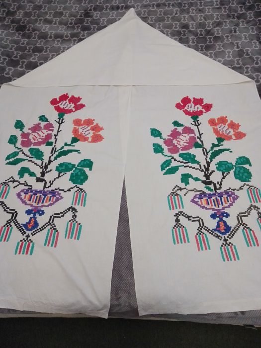 Яскраво вишитий рушник.