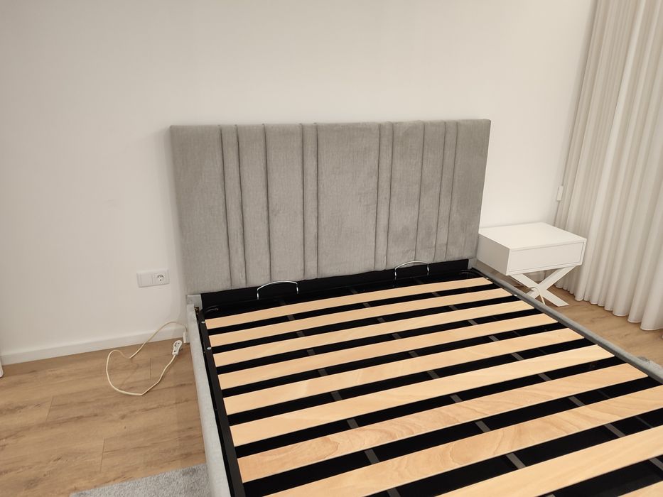 Camas estofadas novas