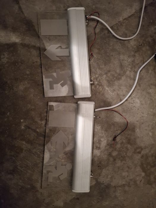 Dois sanalizadores de saida de emergência