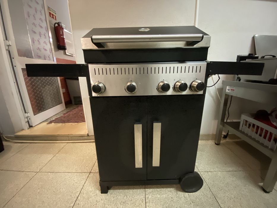 Barbecue a gas em otimo estado  bom p