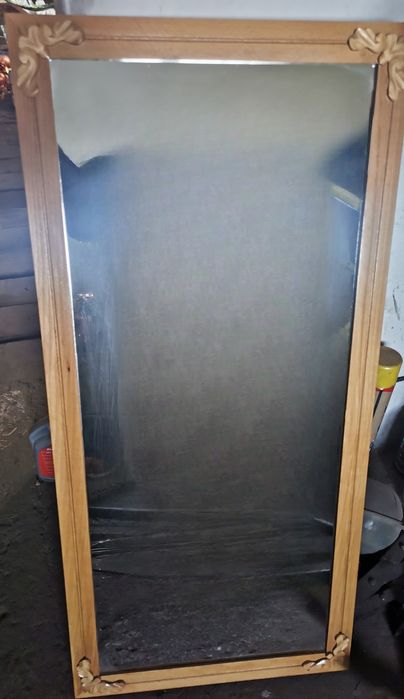 Lustro z drewnianą ramą