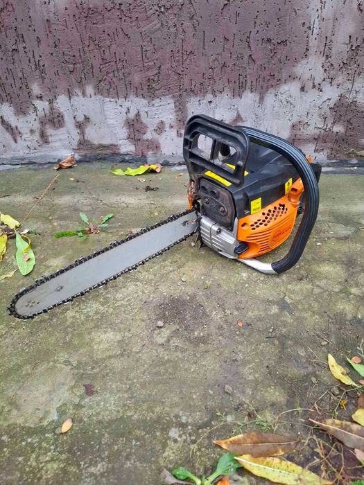 бензопила на хорошем ходу