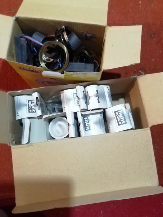 Lâmpadas de pines e bocais variados