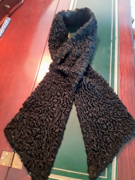 Gola em pele de Astrakan genuína forrada a seda.