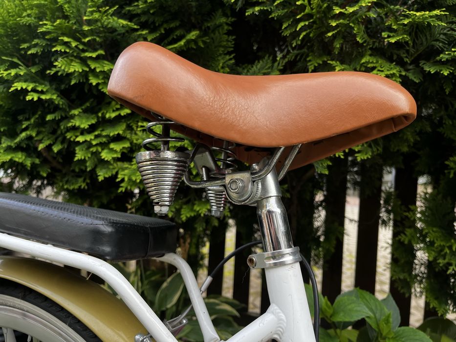 Rower miejski biały z koszem wiklinowym