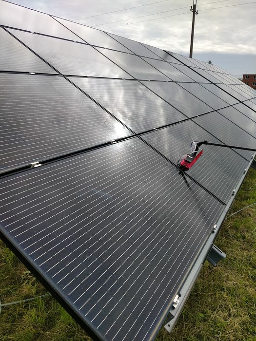 Mycie okien, witryn sklepowych, paneli fotowoltaicznych