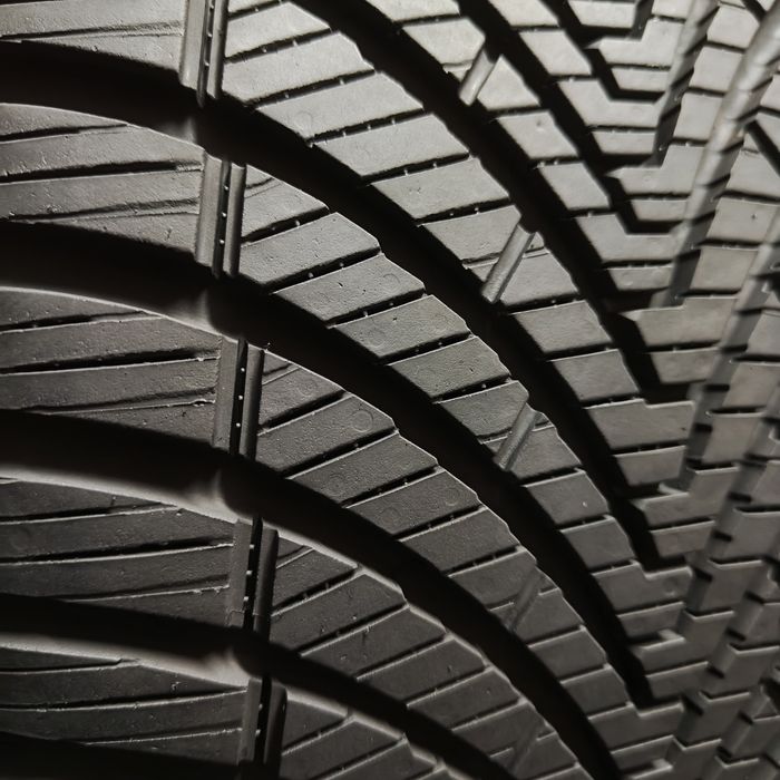 235/35/19 XL Sprzedam parę opon całorocznych Kumho