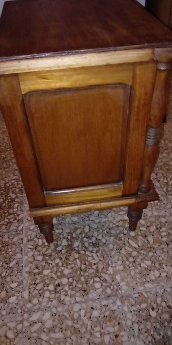 Mesinha de cabeceira antiga